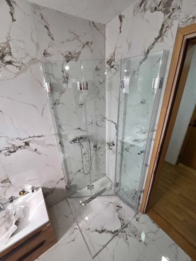 Ugaona tuš kabina po mjeri, postava na L, prozirno kaljeno staklo i inox okov, izrada StakloDom
