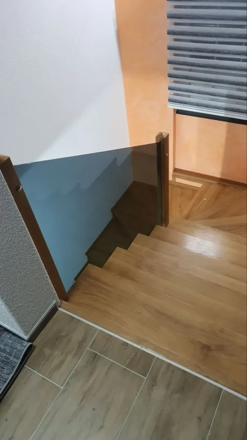 Staklena ograda uz unutrašnje stepenice, realizovan projekat StakloDom